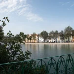 Der Fluss Gilão und die Uferpromenade von Tavira an der Algarve