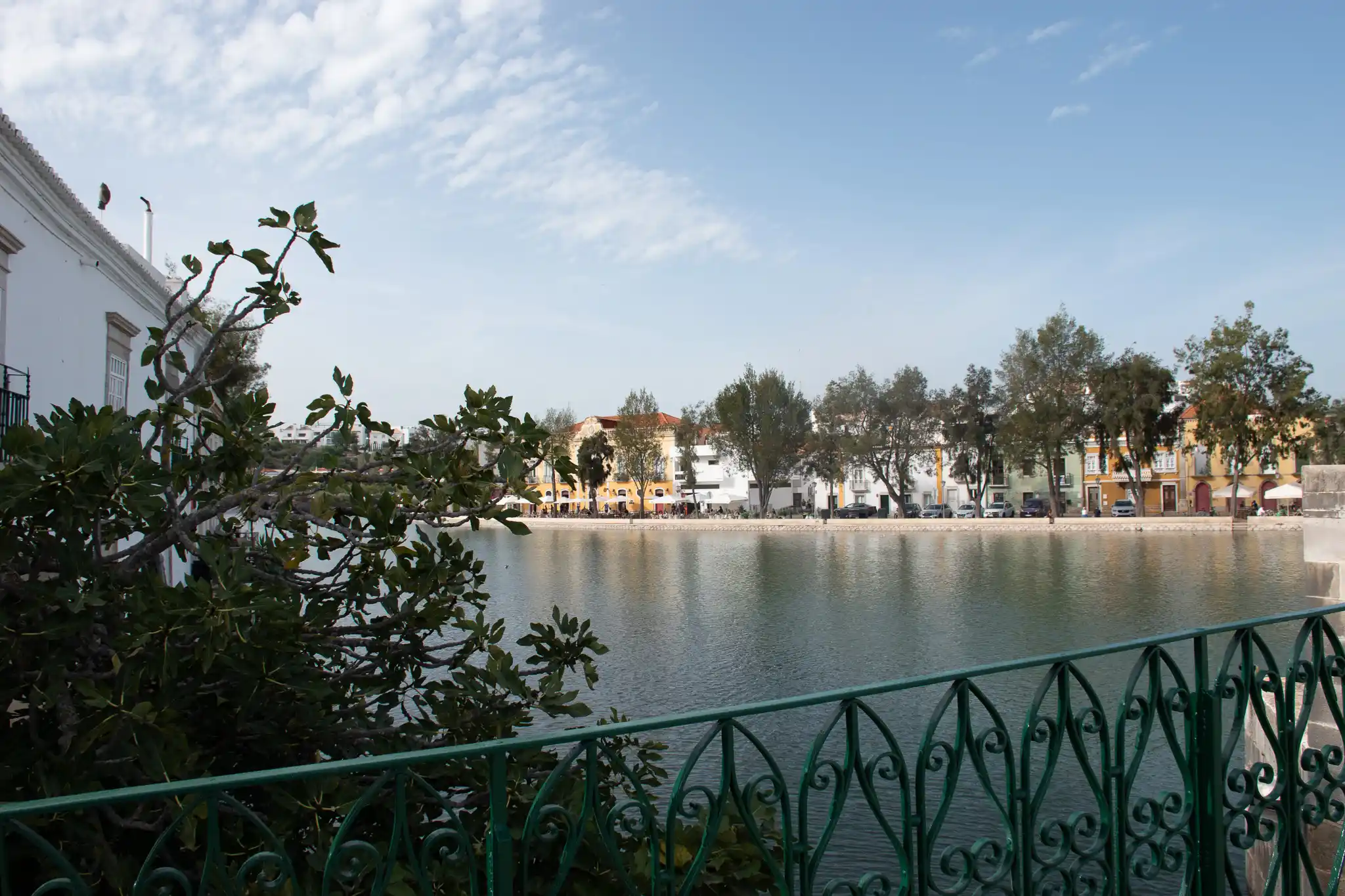 Der Fluss Gilão und die Uferpromenade von Tavira an der Algarve