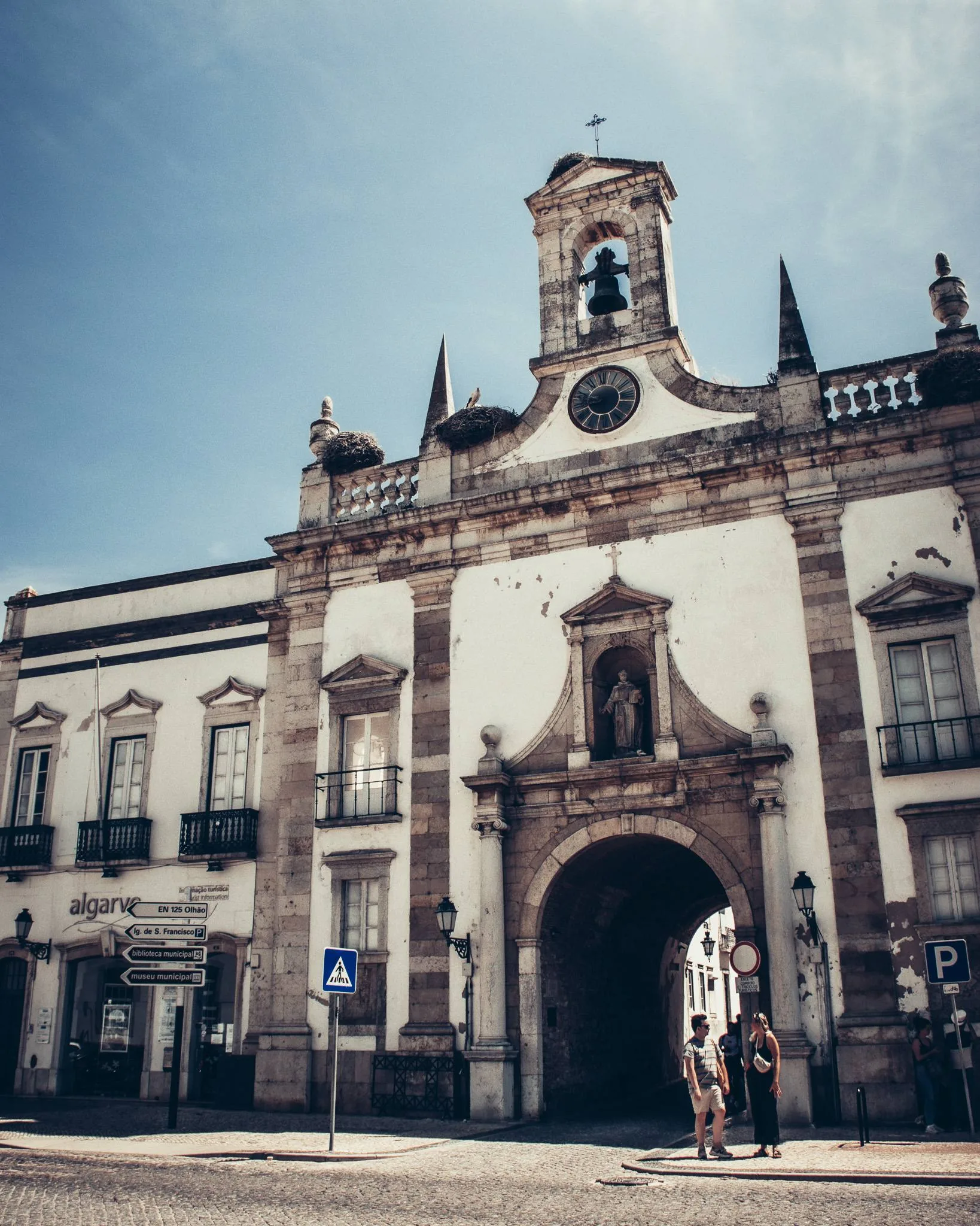 Arco da Vila in der Altstadt von Faro an der Algarve