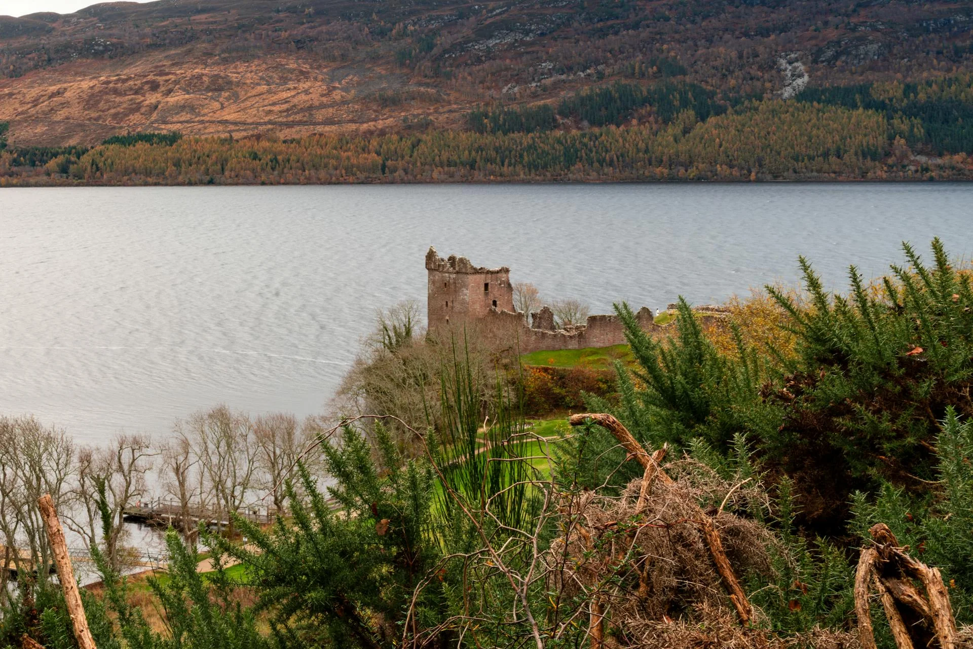 Urquhart Castle am Loch Ness in den schottischen Highlands