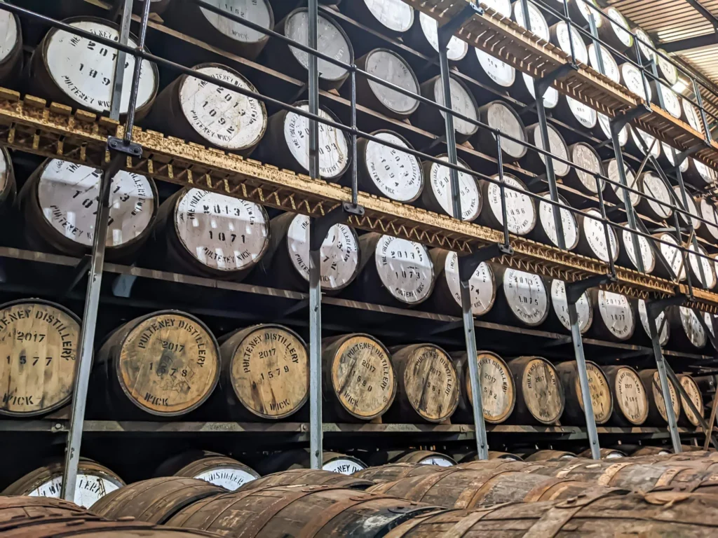 Reihen von Whisky-Fässern in einem Lager der Old Pulteney Brennerei in Wick, Schottland, im August.