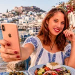 Caroline nutzt eine unbegrenzte SIM-Karte in Griechenland, Selfie am Hafen von Naxos mit Blick auf die Altstadt.
