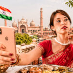 Caroline macht ein Selfie im roten Sari in Indien