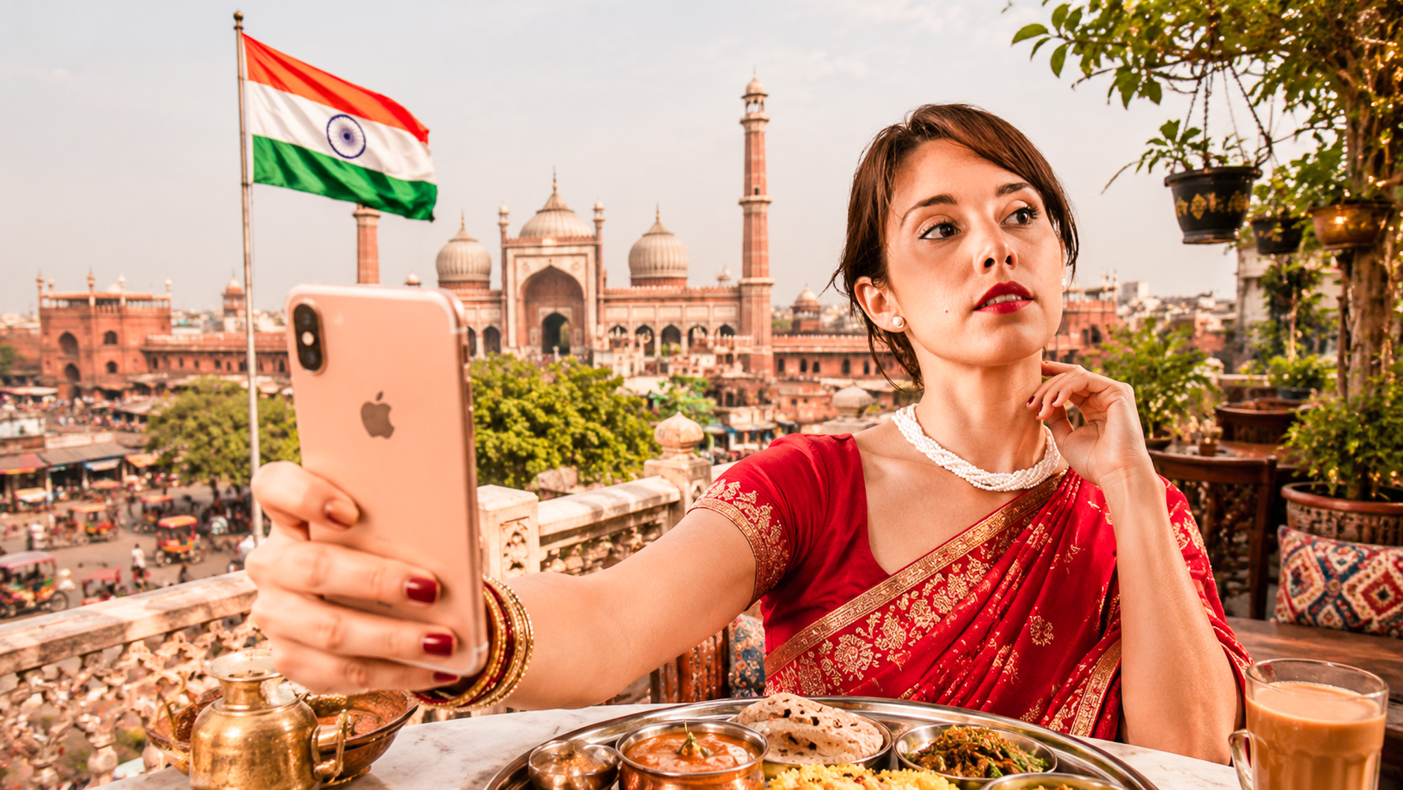 Caroline macht ein Selfie im roten Sari in Indien