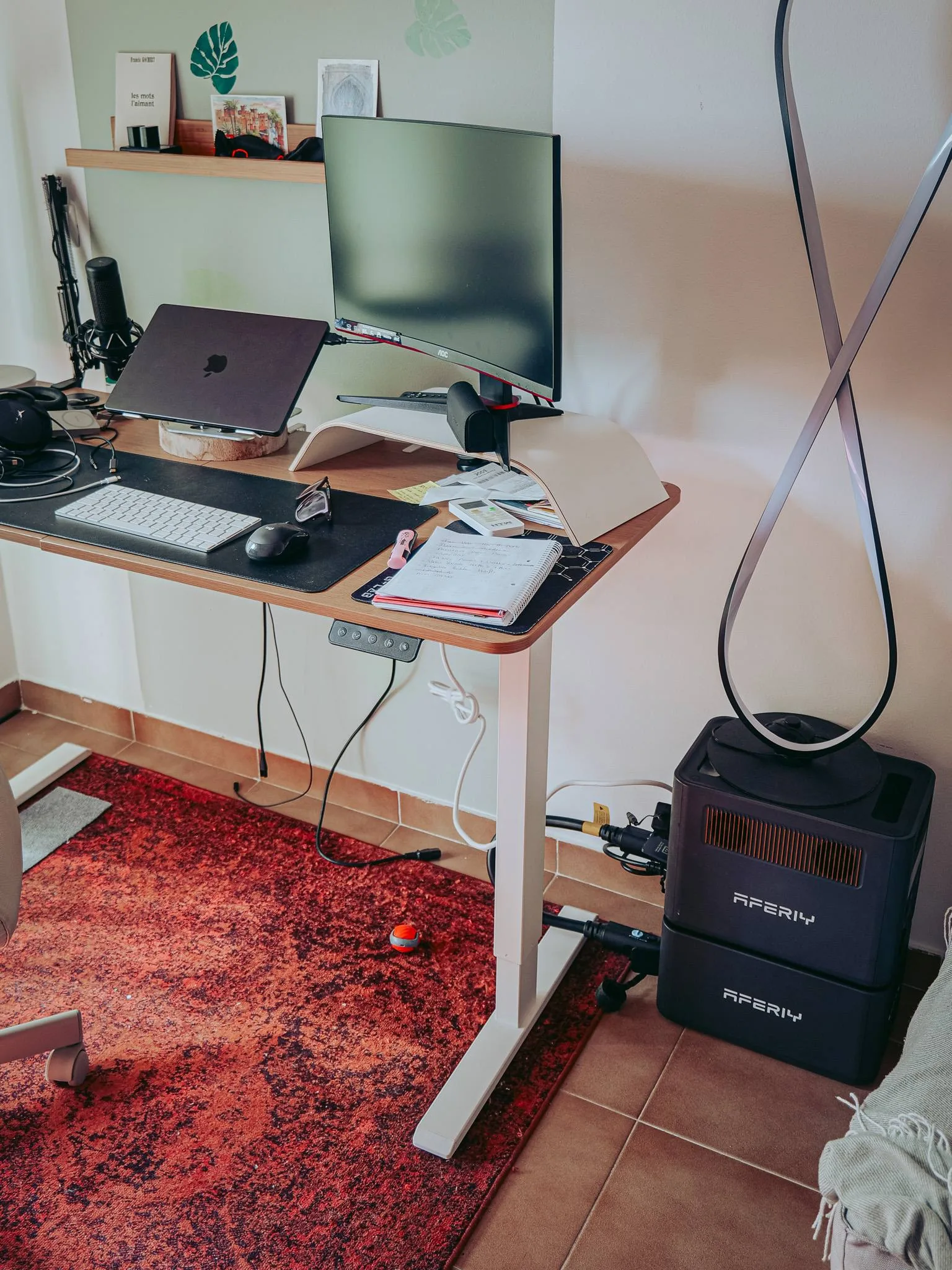 Caroline's office powered by the Aferiy Nomad 1800 Pro station and its P180-B extension stacked on the floor: a lightweight station plus its extension module runs a complete workstation at home.