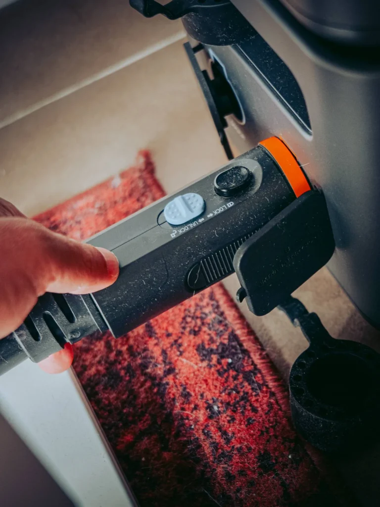 P180-B connector macro: the LOCK / UNLOCK slider and the orange ring that secure the plug connecting the extension to the Aferiy Nomad 1800 Pro station.