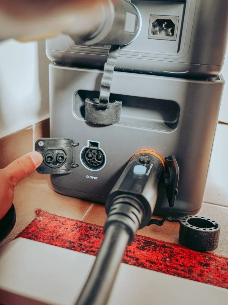 Detail of the coupling between the Nomad 1800 Pro and the P180-B extension: the OUTPUT port, the connectors, and the lockable plug that connects the two batteries.