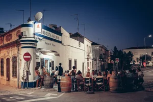 La Bodeguita Salinas, die kleine Tapas-Bar in Tavira, die die Straße schließt, um uns Platz zu bieten