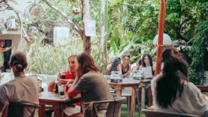 The Garden Bar and Grill, der versteckte Garten von Lagos, in den man vor allem für den Schatten kommt