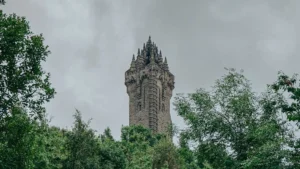 Das Wallace Monument, Stirling: nichts auf Erden bleibt außer Ruhm und einem Kaninchen auf dem Parkplatz