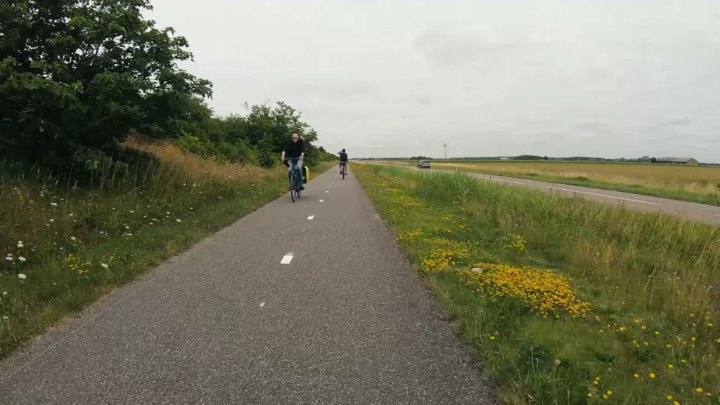 Xavier auf dem Radweg während unserer Küstenetappe vor Alkmaar