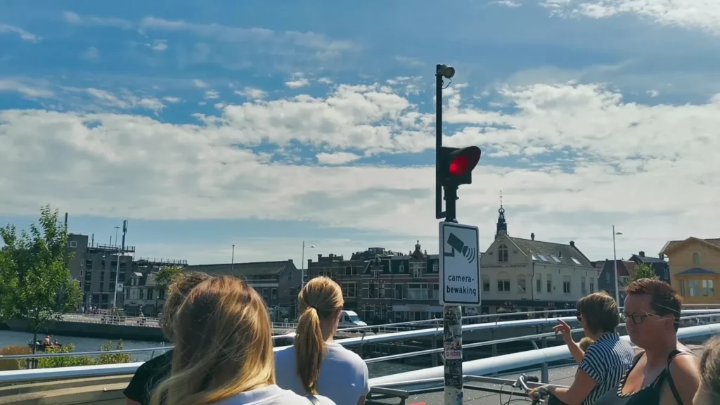 Geöffnete bewegliche Brücke für die Durchfahrt von Booten in Alkmaar