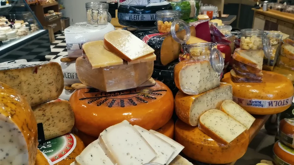 Käselaibe und Käsestücke in einem Geschäft in Alkmaar