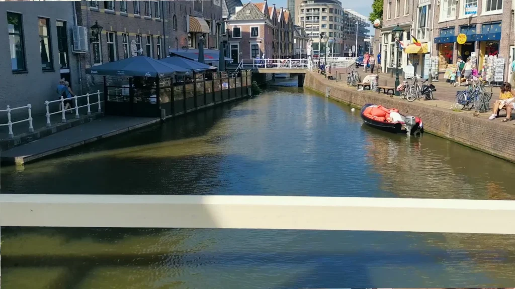 Gracht, Fassaden und kleines Boot im Zentrum von Alkmaar