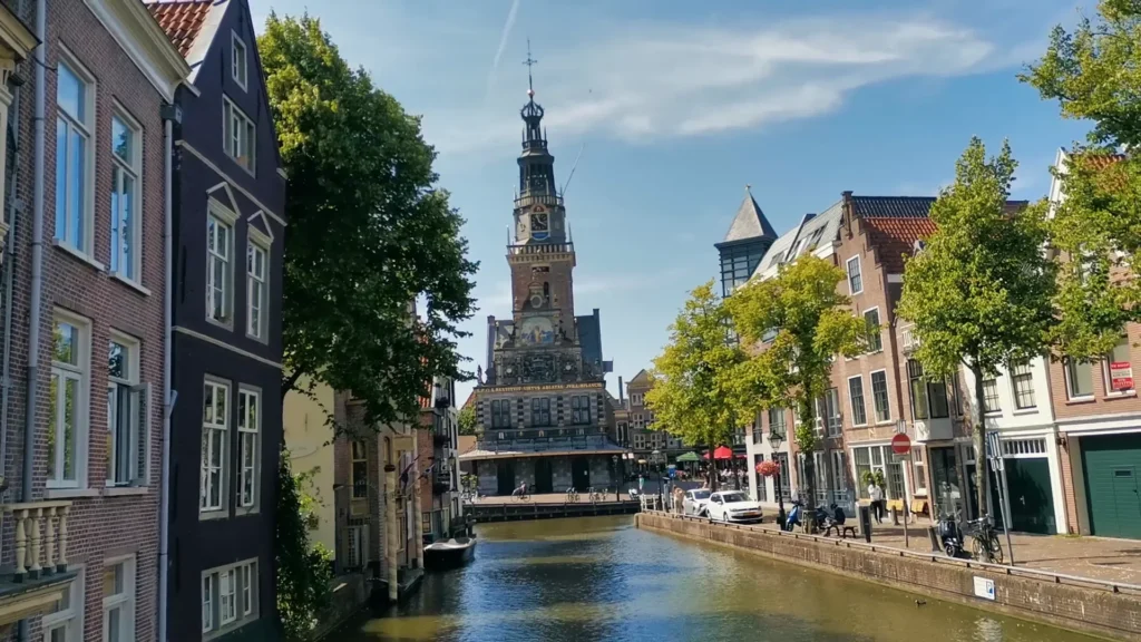Gracht im Zentrum von Alkmaar mit dem Turm der Waag im Hintergrund