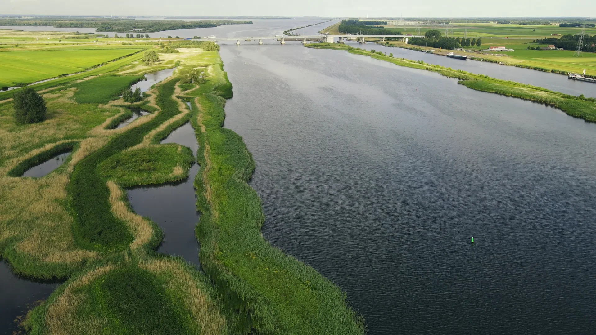 Luftaufnahme der Fahrrinne und Felder in Ramspol bei Emmeloord