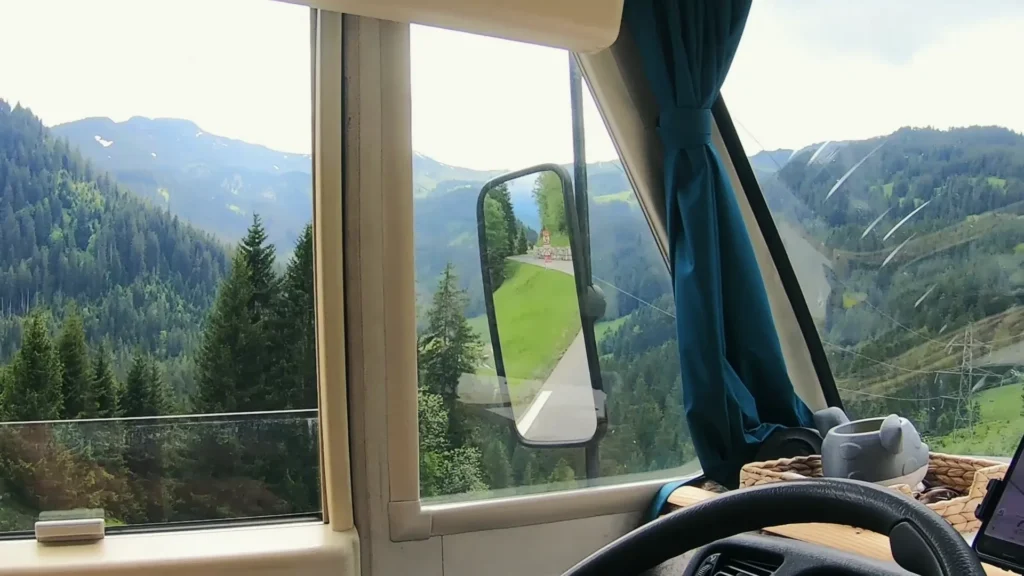 Straße, Weiden und Hügellandschaft im Entlebuch aus Édouard gesehen