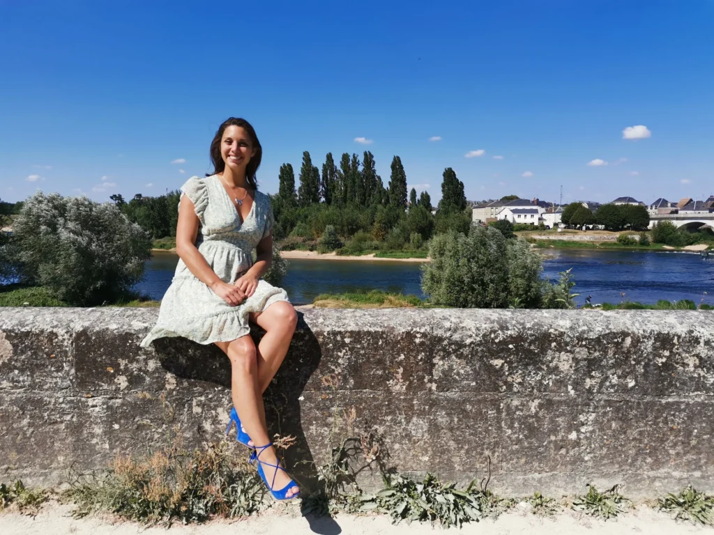 Caroline auf den Mauern über der Loire in Amboise