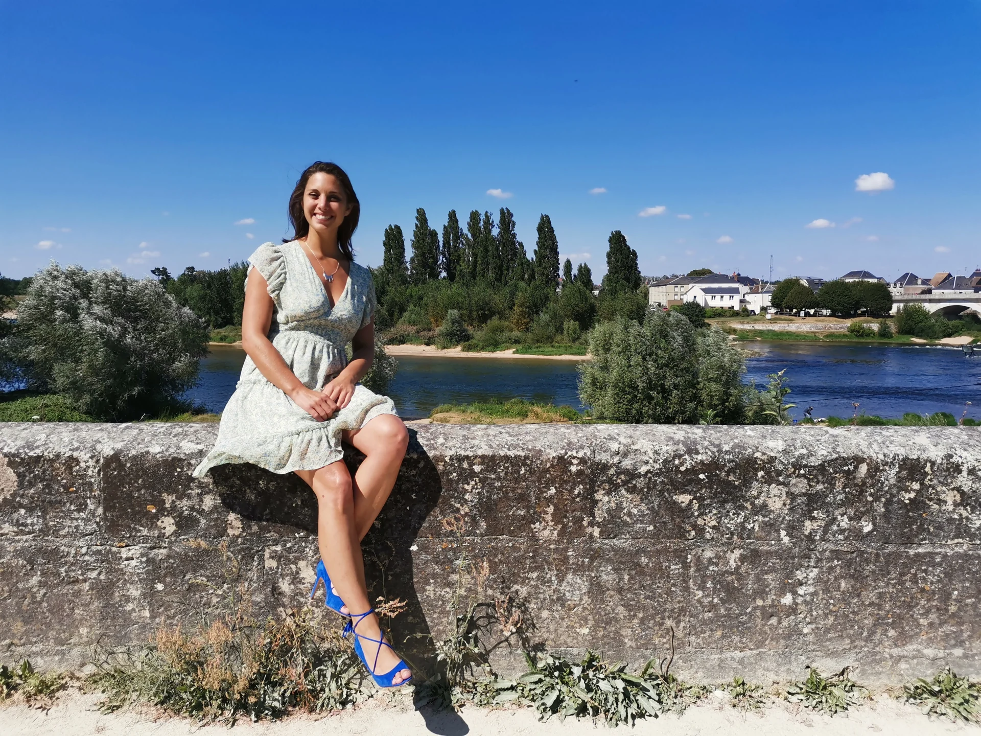 Caroline auf den Mauern über der Loire in Amboise
