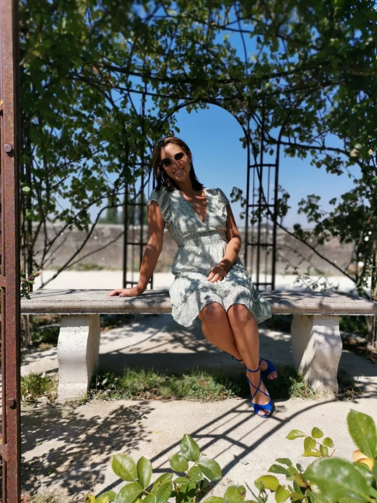 Caroline unter der Pergola in den Gärten von Amboise
