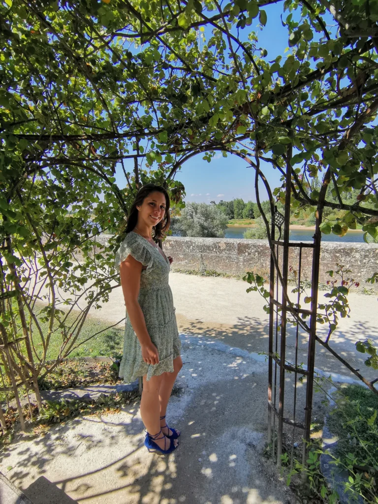Caroline in den Gärten oberhalb der Loire in Amboise