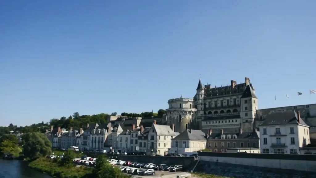 Königsschloss und Ufer von Amboise von der Loire aus gesehen