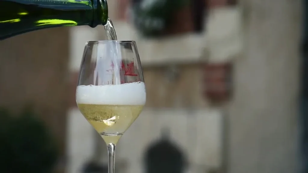 Wein wird bei unserer Verkostung im Château de Nitray eingeschenkt