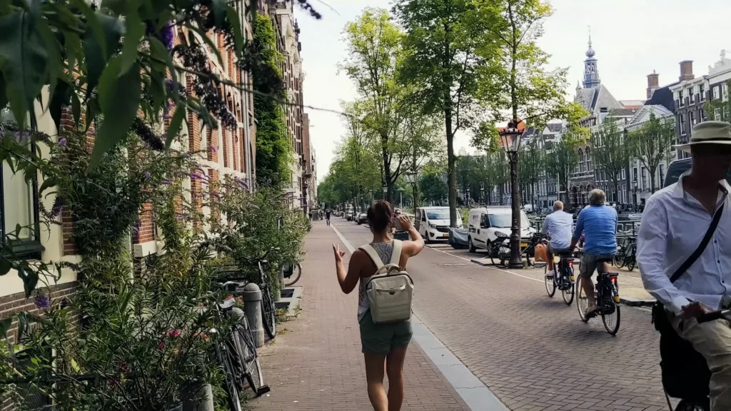 Spaziergang an den Grachten und Fassaden von Amsterdam
