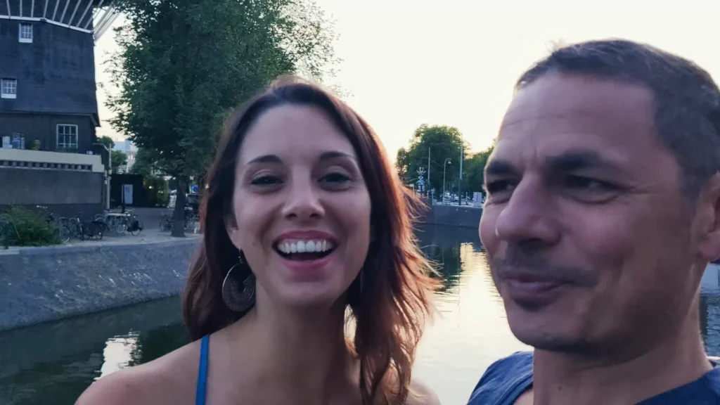 Caroline und Xavier an einer Gracht nach dem Geburtstagsessen