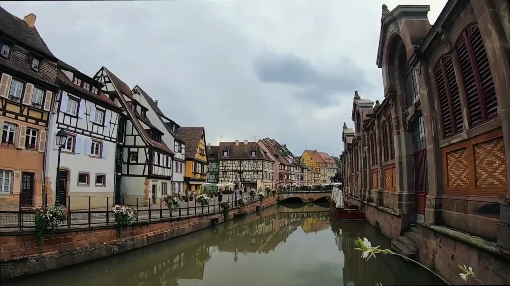 Die Lauch und die Häuser von Colmar nahe der Markthalle