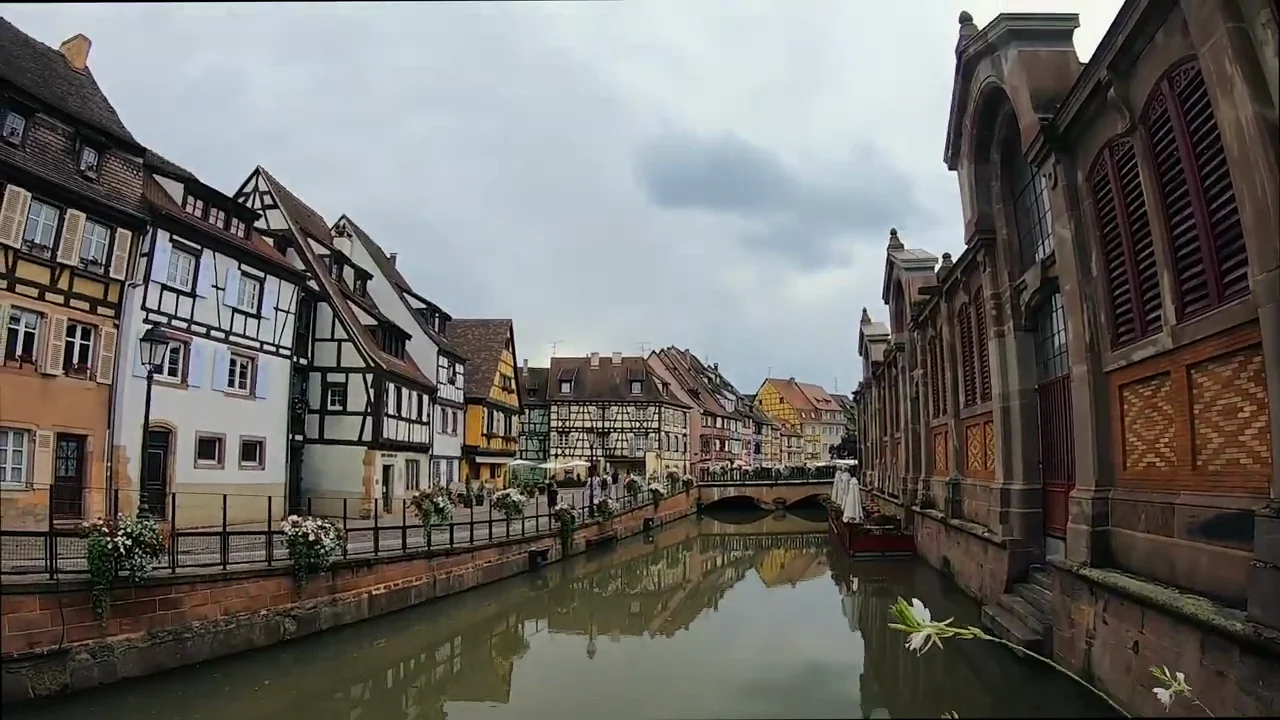 Die Lauch und die Häuser von Colmar nahe der Markthalle