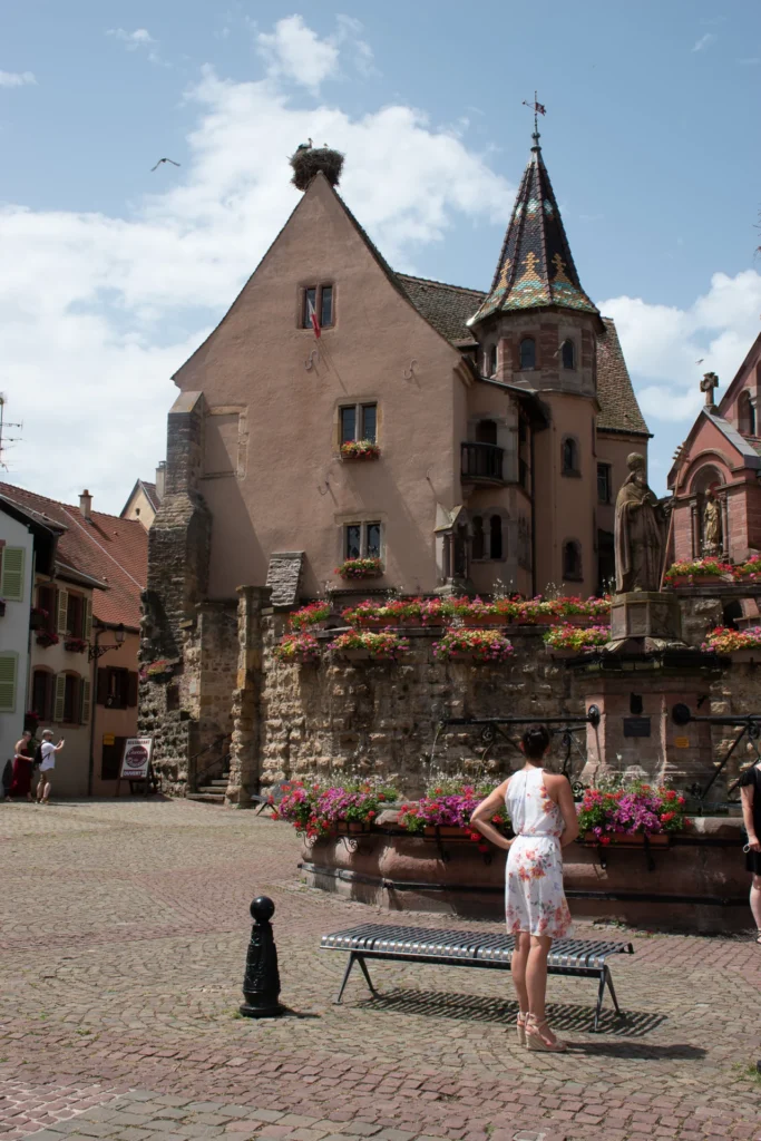 Caroline auf dem zentralen Platz von Éguisheim, einem Nachbarort von Colmar