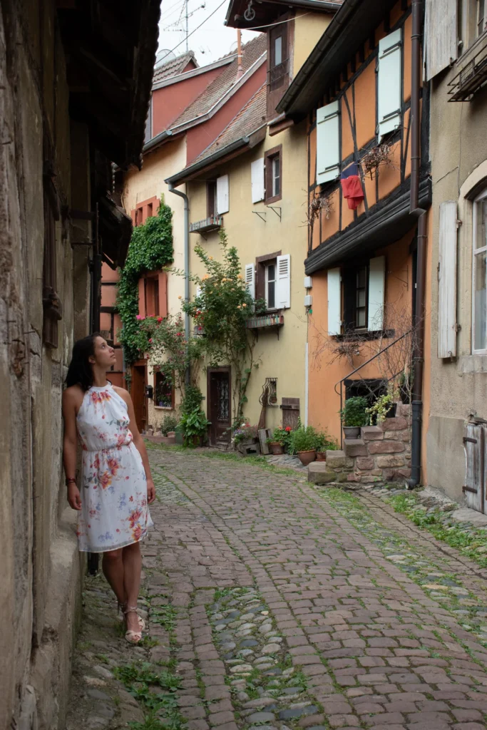 Caroline in einer Gasse von Éguisheim während unserer Elsass-Reise