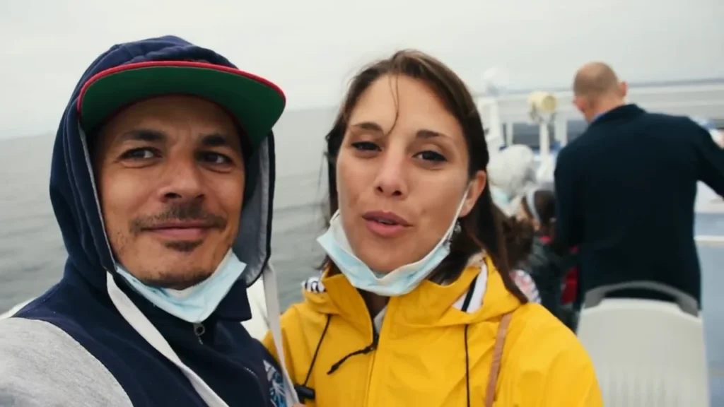 Xavier und Caroline bei bedecktem Himmel auf der Fähre nach Belle-Île