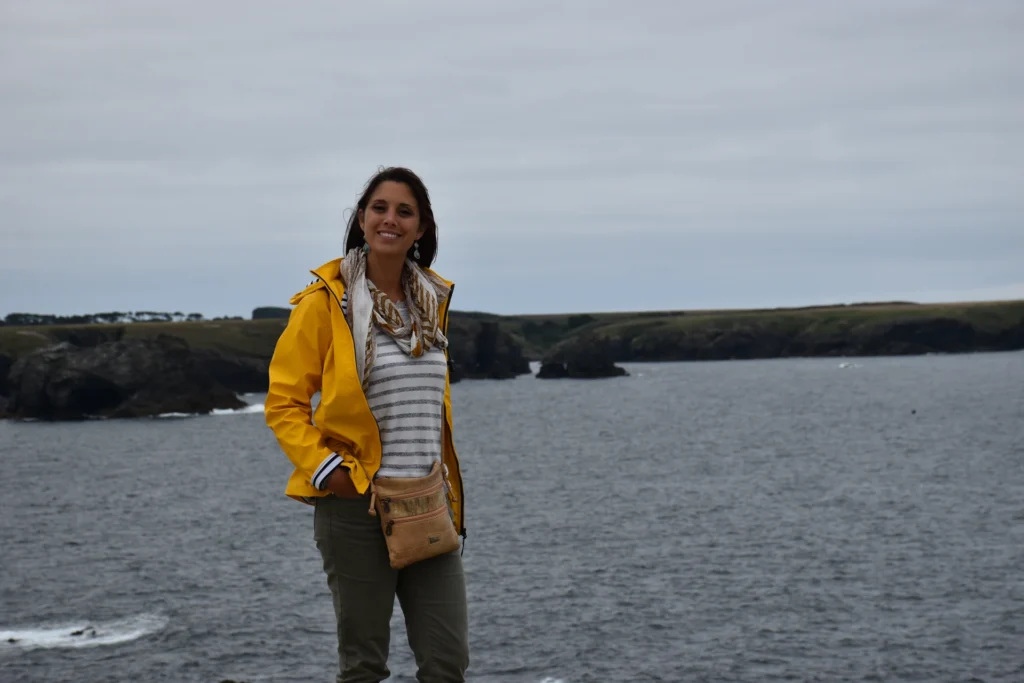Caroline an der Küste von Belle-Île bei unserem Ausflug ab Quiberon