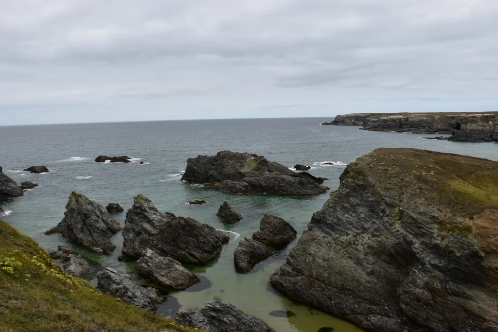 Felsen und Meer auf Belle-Île vor der Halbinsel Quiberon