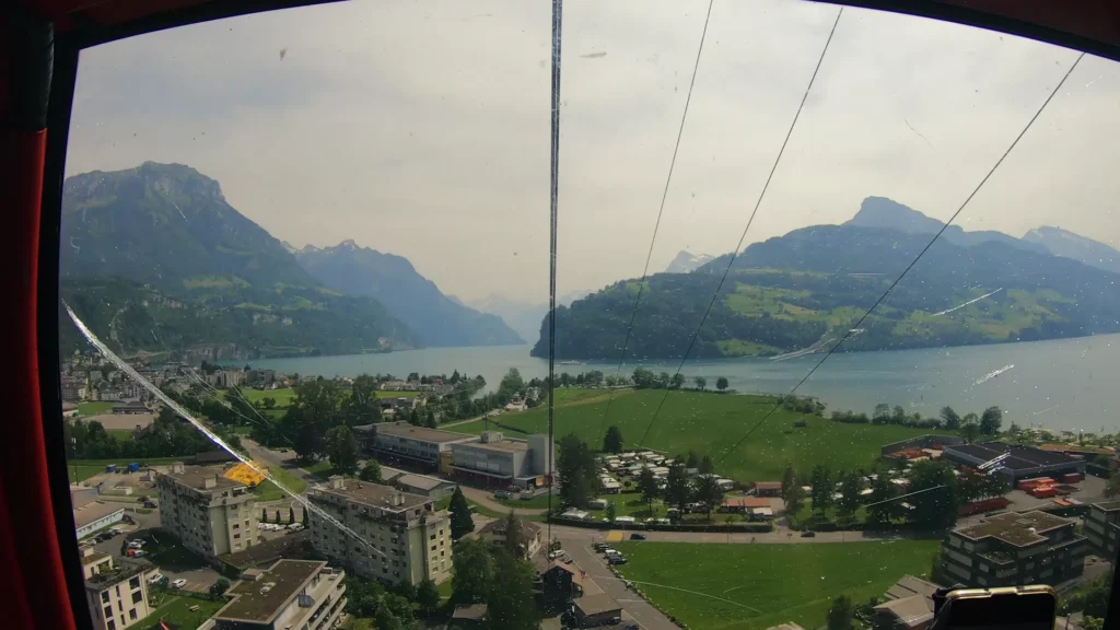 Vierwaldstättersee aus der Kabine der Seilbahn Brunnen–Urmiberg