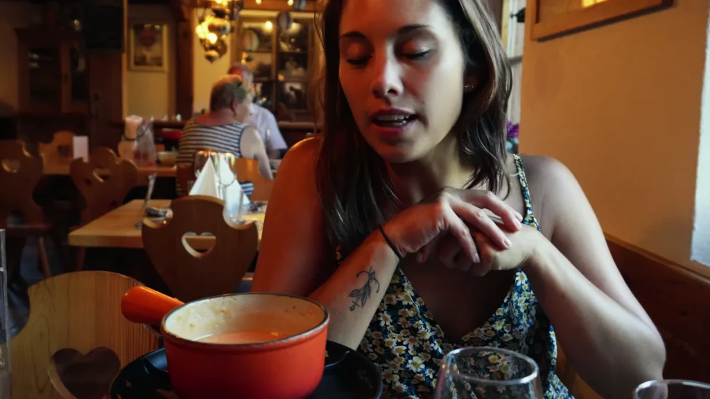 Caroline vor dem Fonduetopf in Château-d’Œx