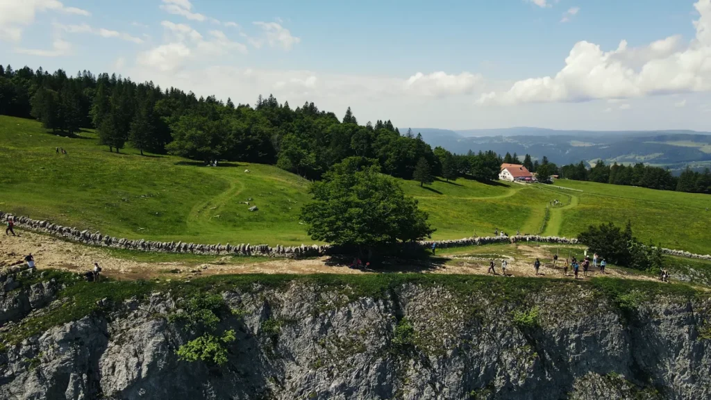 Felswände und Hochfläche des Creux du Van bei Neuenburg