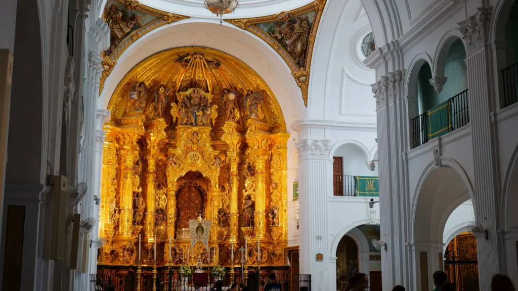 Weiße Kirche und vergoldeter Altaraufsatz im Heiligtum von El Rocío am 17. Oktober 2026