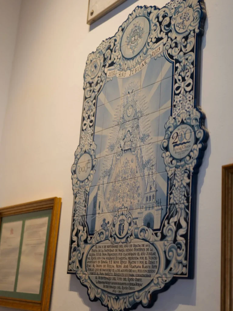 Blaue Keramiktafel zum zweihundertjährigen Jubiläum des Rocío Chico, 1813–2013, in der Wallfahrtskirche von El Rocío