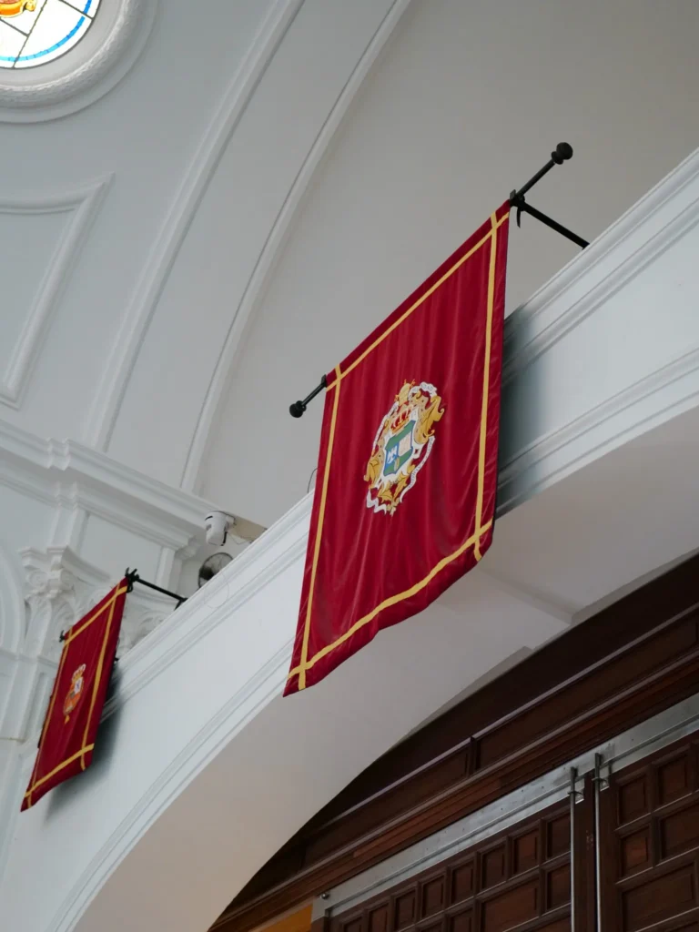 Rote Wappententure der Hermandad Matriz von Almonte in der Wallfahrtskirche von El Rocío